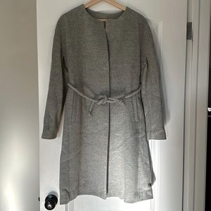 Belted wool coat in grey color.